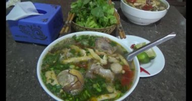Bir restoranda pho yemek. Pho Vietnam 'da özel bir yemektir.