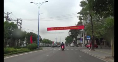 4 Aralık 2024, Haiduong, Vietnam. Öğleden sonra bir sürü arabanın geçtiği bir otoyol sahnesinin videosu. Gökyüzünde, güneş batmak üzere.