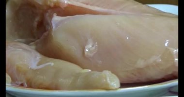 Pişirmek için tavuğu küçük parçalara ayır.