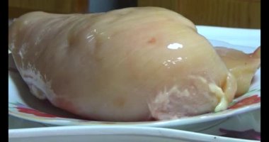 Pişirmek için tavuğu küçük parçalara ayır.