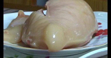 Pişirmek için tavuğu küçük parçalara ayır.