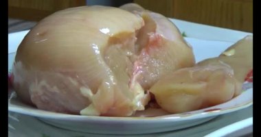 Pişirmek için tavuğu küçük parçalara ayır.