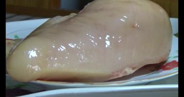 Pişirmek için tavuğu küçük parçalara ayır.