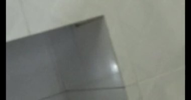 Pişirmek için tavuğu küçük parçalara ayır.