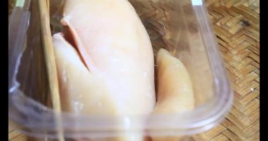 Pişirmek için tavuğu küçük parçalara ayır.