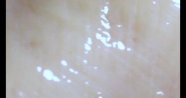 Pişirmek için tavuğu küçük parçalara ayır.