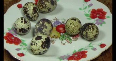 Bıldırcın yumurtası plaka üzerinde