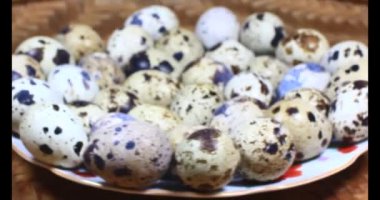 Bıldırcın yumurtası plaka üzerinde