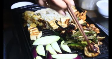 Elektrikli ocakta ızgara yemek.