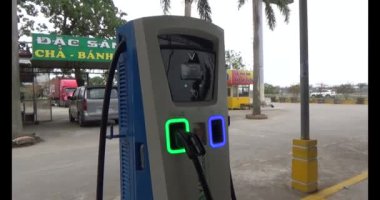 8 Aralık 2024, Haiduong, Vietnam.elektrikli araba kamu temizleme istasyonunda şarj ediliyor. 