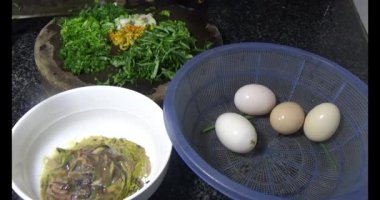 Yumurtalı kızarmış solucan, Vietnam spesiyalitesi.