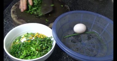 Yumurtalı kızarmış solucan, Vietnam spesiyalitesi.