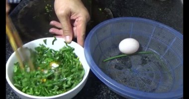 Yumurtalı kızarmış solucan, Vietnam spesiyalitesi.