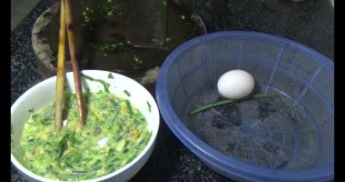 Yumurtalı kızarmış solucan, Vietnam spesiyalitesi.