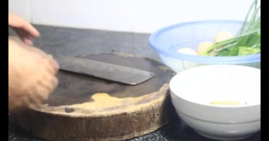 Yumurtalı kızarmış solucan, Vietnam spesiyalitesi.