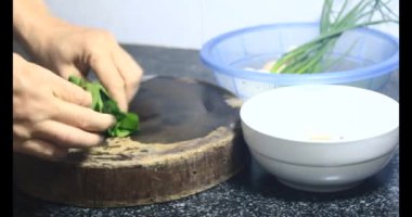 Yumurtalı kızarmış solucan, Vietnam spesiyalitesi.