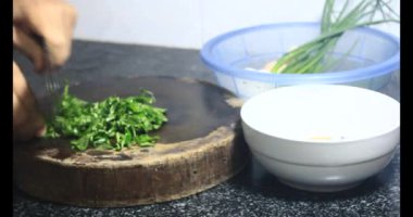 Yumurtalı kızarmış solucan, Vietnam spesiyalitesi.