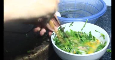 Yumurtalı kızarmış solucan, Vietnam spesiyalitesi.