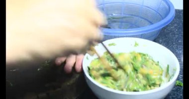 Yumurtalı kızarmış solucan, Vietnam spesiyalitesi.