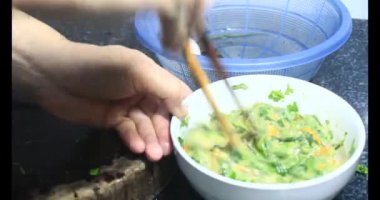 Yumurtalı kızarmış solucan, Vietnam spesiyalitesi.