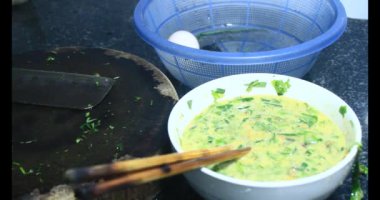 Yumurtalı kızarmış solucan, Vietnam spesiyalitesi.