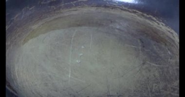 Yumurtalı kızarmış solucan, Vietnam spesiyalitesi.