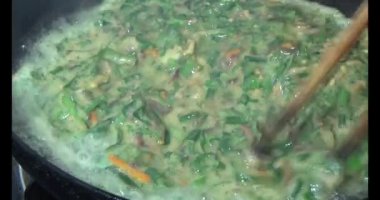 Yumurtalı kızarmış solucan, Vietnam spesiyalitesi.