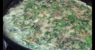 Yumurtalı kızarmış solucan, Vietnam spesiyalitesi.