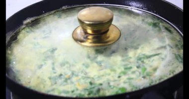 Yumurtalı kızarmış solucan, Vietnam spesiyalitesi.