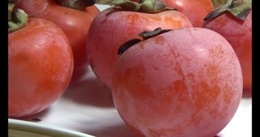Olgun hurma plaka üzerinde