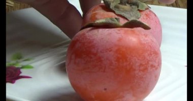 Olgun hurma plaka üzerinde