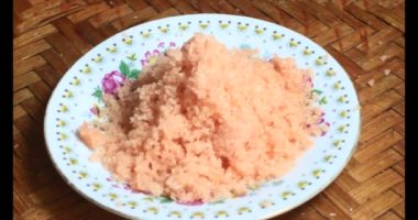 Himalaya kırmızı tuzu tabakta