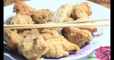 Tabağında un olan kızarmış tavuk.