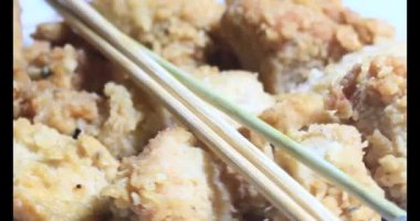 Tabağında un olan kızarmış tavuk.