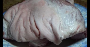 domuz bir plaka üzerinde