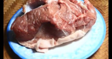 domuz bir plaka üzerinde