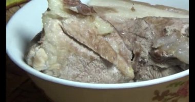 domuz bir plaka üzerinde