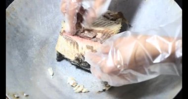 Kadın balık ezmesi yapıyor.