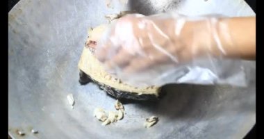 Kadın balık ezmesi yapıyor.