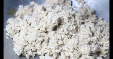 Kadın balık ezmesi yapıyor.