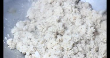 Kadın balık ezmesi yapıyor.