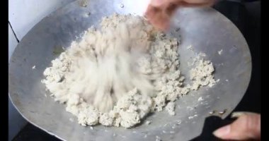 Kadın balık ezmesi yapıyor.