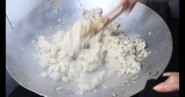 Kadın balık ezmesi yapıyor.