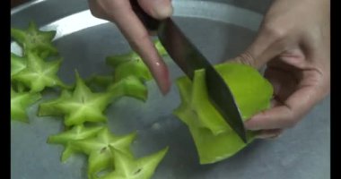 Yıldız meyvelerini kesmek için bıçak kullan