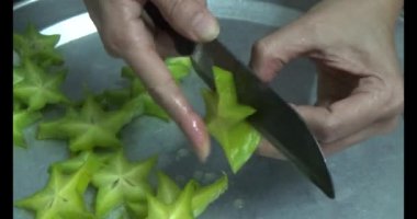 Yıldız meyvelerini kesmek için bıçak kullan