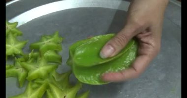 Yıldız meyvelerini kesmek için bıçak kullan