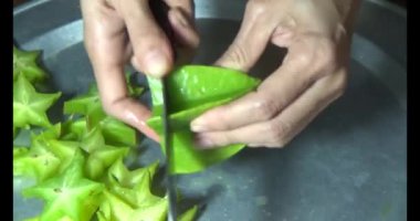 Yıldız meyvelerini kesmek için bıçak kullan