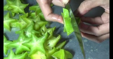 Yıldız meyvelerini kesmek için bıçak kullan