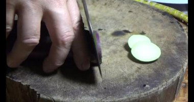 Patlıcanı dilimlere ayır