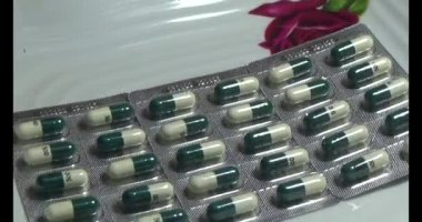 Tabaktaki antibiyotik kapsülü.
